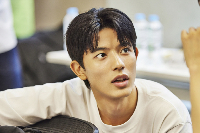  Park Ji-hoo → Roh Jae-won is coming..Our school is back with 2K zombie items