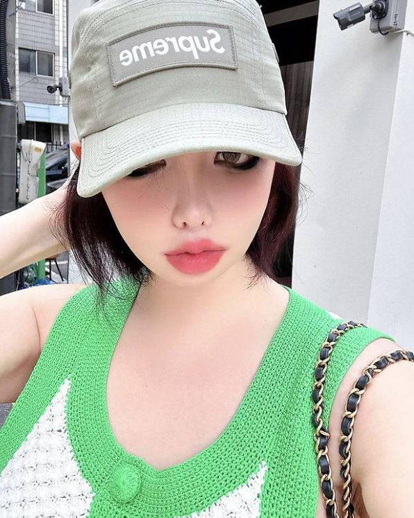 Park Bom, even if you give up the filter...1cm eyeliner that came out of the hat. 