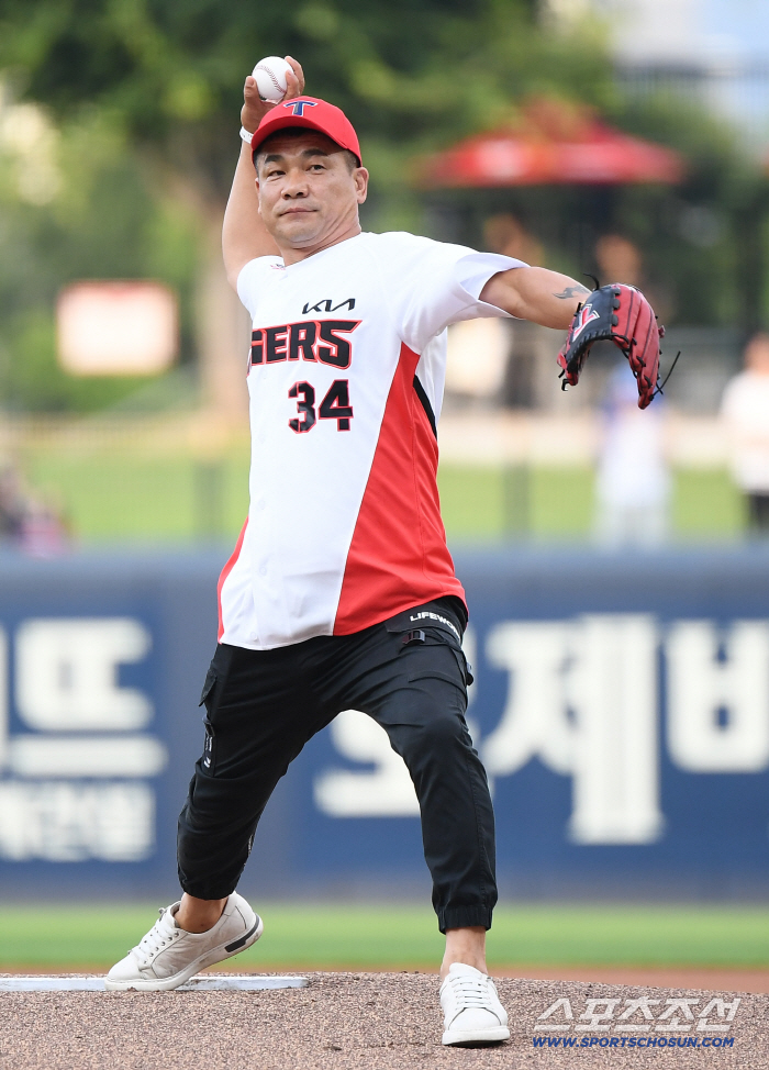  Choi Seung-il's first pitch, a righteous man who saved citizens in heavy rain