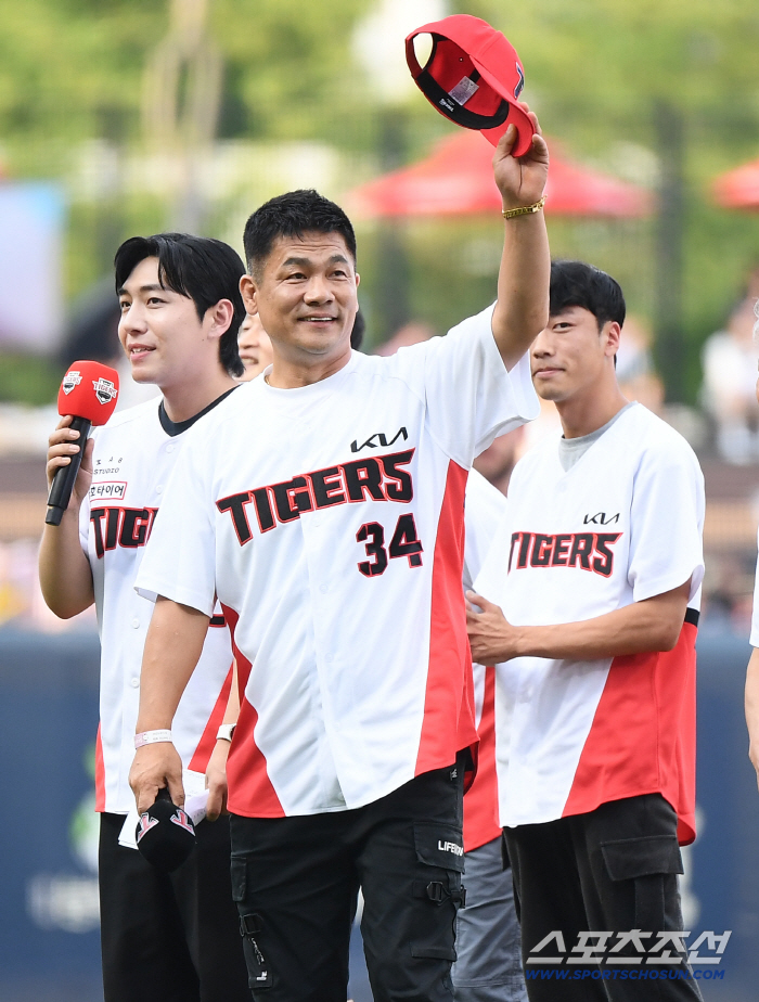  Choi Seung-il's touching first pitch, a righteous man who saved citizens in heavy rain