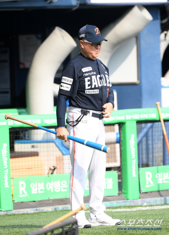  Hanwha manager Kim Kyung-moon watching the training