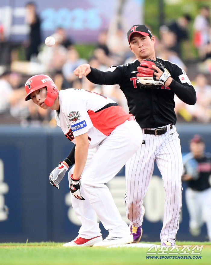  Horyoung Kim is forced out to second base