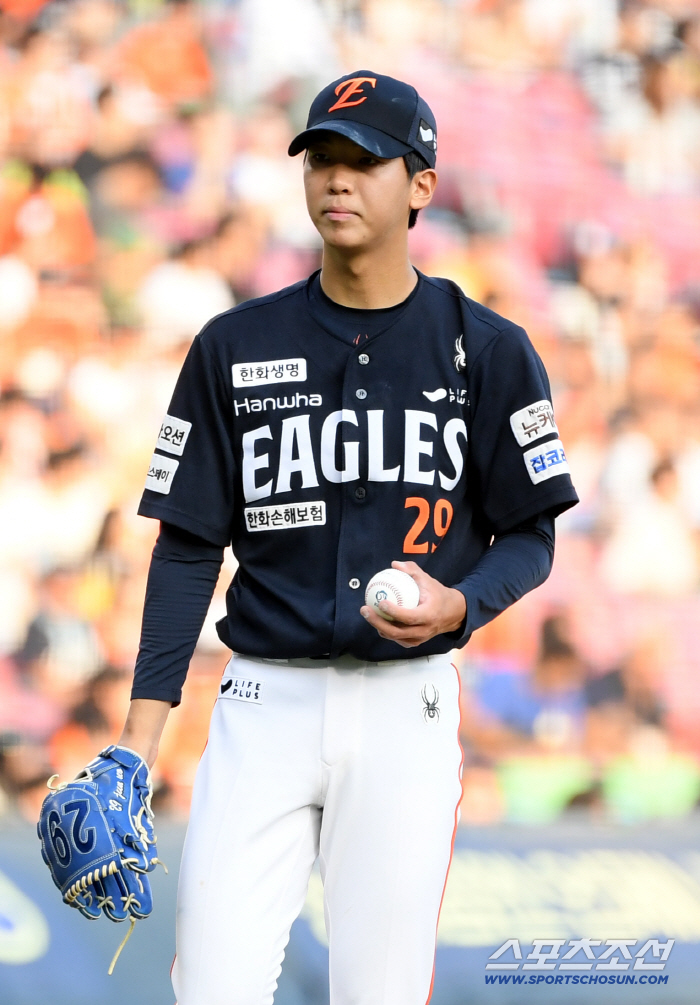  Hwang Jun-seo allowed three home runs in the first inning