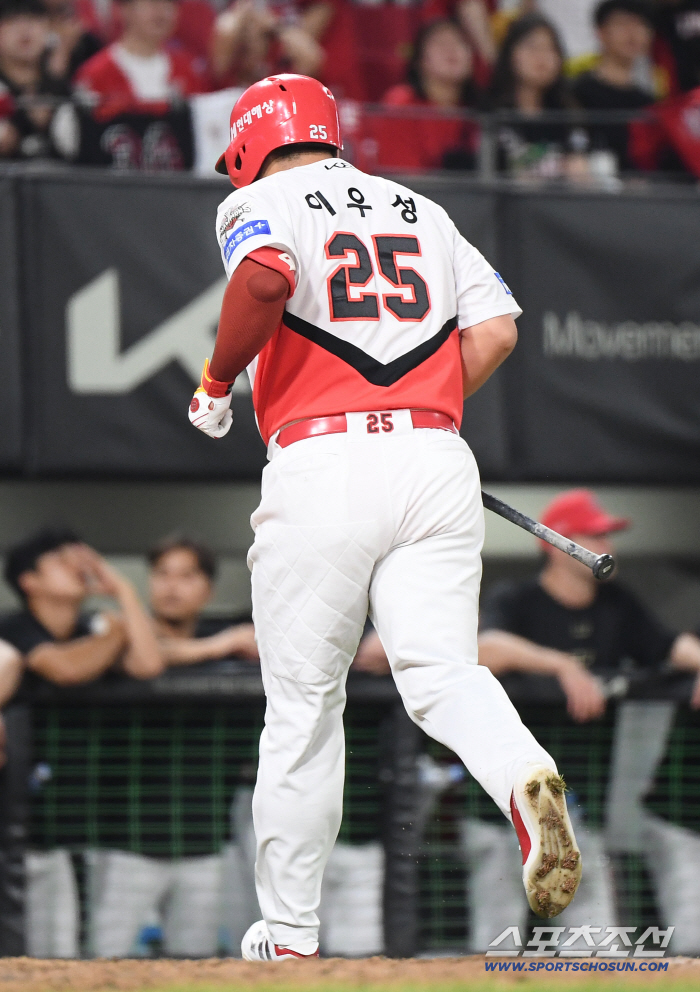  Lee Woosung steps down with a strikeout