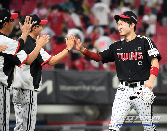  Park Hae Min and Seungri's high five