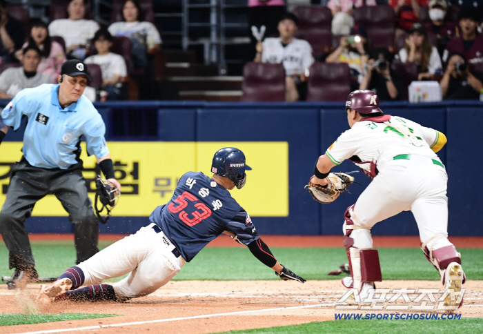 Park Seungwook finally scored first in the 5th inning