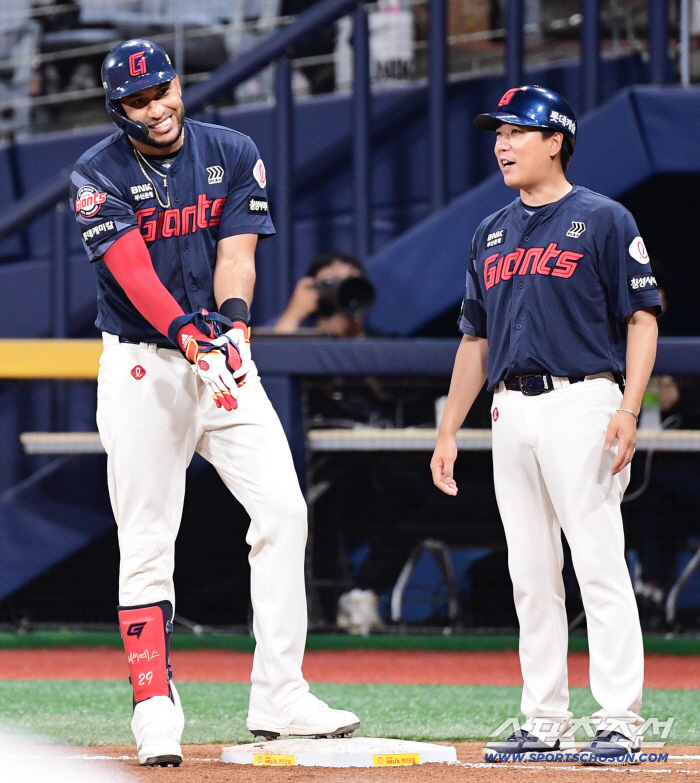  Reyes, a timely RBI hit, smiles naturally