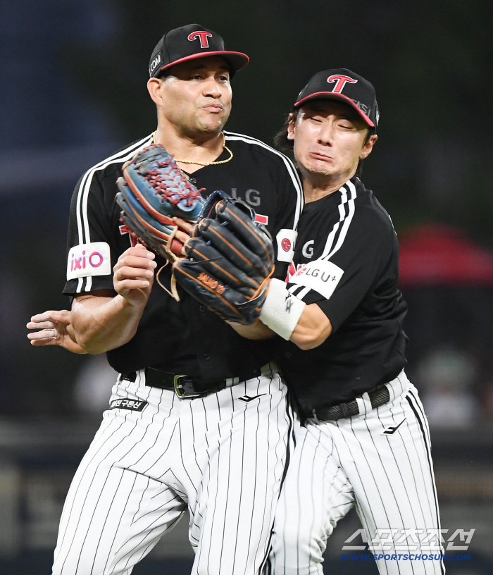 Shin Min-jae collides with Chirinos after the defense