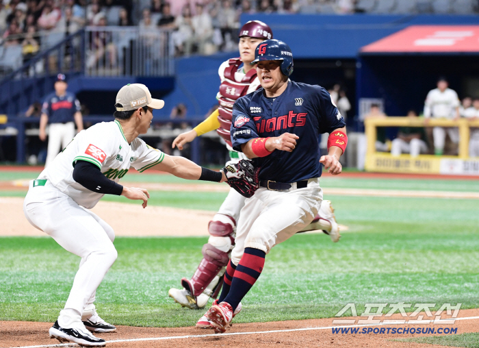 Tag out at third base in Yoo Kangnam