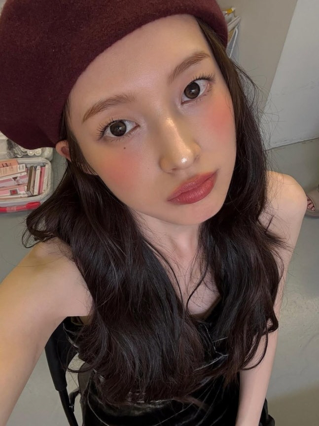  Oh My Girl Arin, she's got all the loveliness  elegance...What's more beautiful than flowers