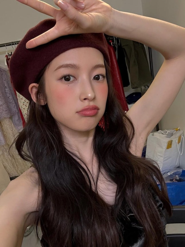  Oh My Girl Arin, she's got all the loveliness  elegance...What's more beautiful than flowers