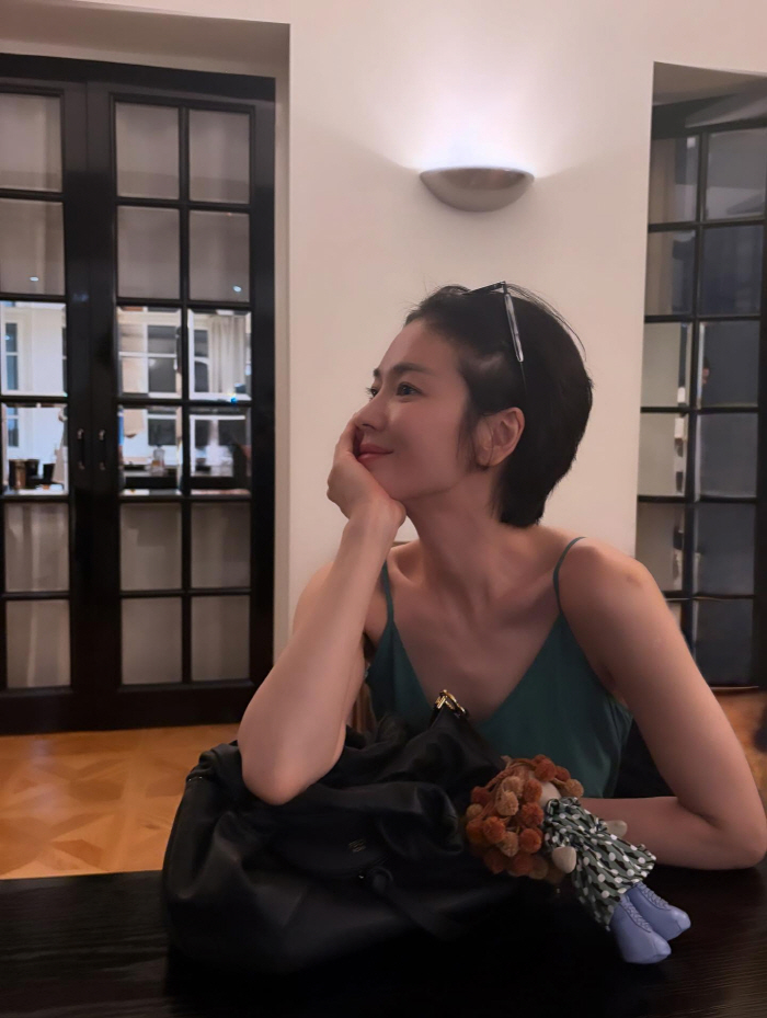Song Hye-kyo, you can't even cover your short hair...Best friend Shin Hyun-ji, thanks to her professional shooting skills?