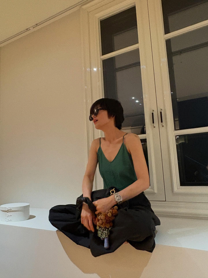 Song Hye-kyo, you can't even cover your short hair...Best friend Shin Hyun-ji, thanks to her professional shooting skills?
