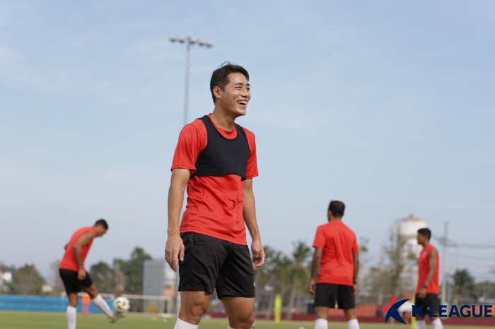 Sung-yong, you ran away, and you followed me. 90% of the new team adaptation. Now, Han Chan-hee, Suwon FC engine, does well for 6 months and wants to be recognized warmly in the winter. 