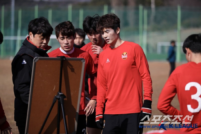 Sung-yong, you ran away, and you followed me. 90% of the new team adaptation. Now, Han Chan-hee, Suwon FC engine, does well for 6 months and wants to be recognized warmly in the winter. 