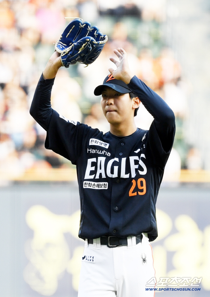 There's no game to throw away! Hanwha, Hwang Jun-seo collapse → Pitcher replacement from the second inning. 7.8 billion Um Sang-baek Longman is here