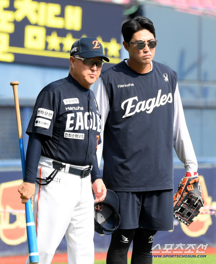 What does it mean to lose? Starting with Hanwha, which achieved a milestone in 40 years, and Kim Kyung-moon, who encouraged captain Chae Eun-sung, Liberato trained with a smile despite the scorching heat