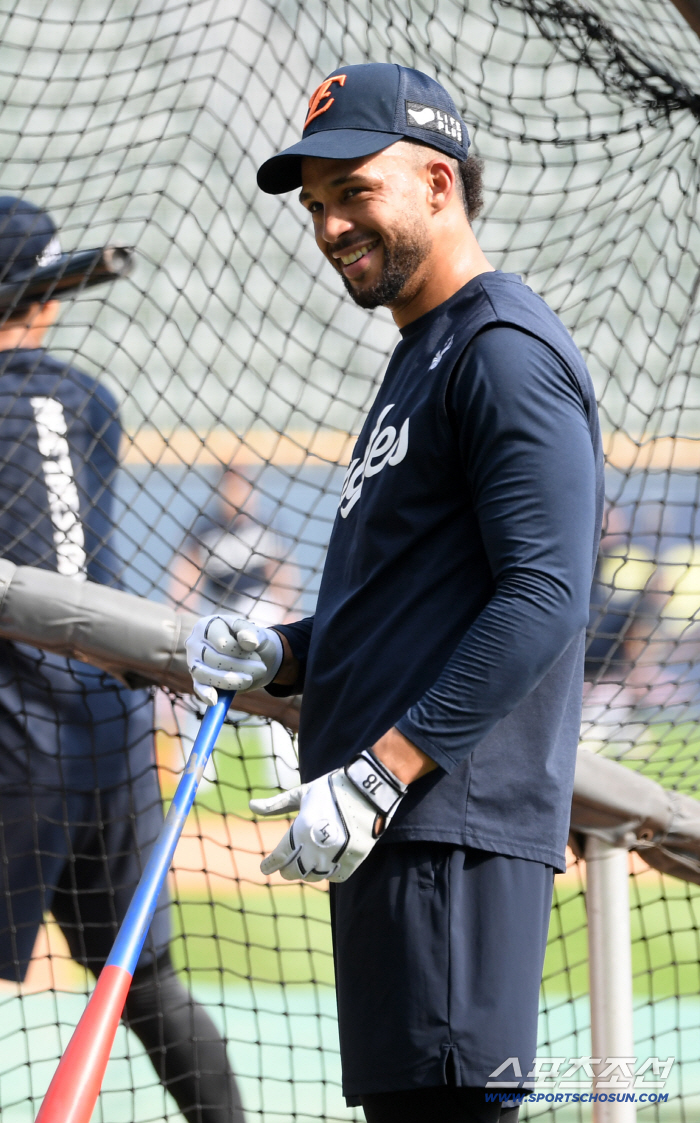 What does it mean to lose? Starting with Hanwha, which achieved a milestone in 40 years, and Kim Kyung-moon, who encouraged captain Chae Eun-sung, Liberato trained with a smile despite the scorching heat