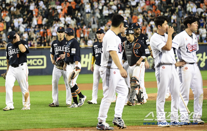 What does it mean to lose? Starting with Hanwha, which achieved a milestone in 40 years, and Kim Kyung-moon, who encouraged captain Chae Eun-sung, Liberato trained with a smile despite the scorching heat
