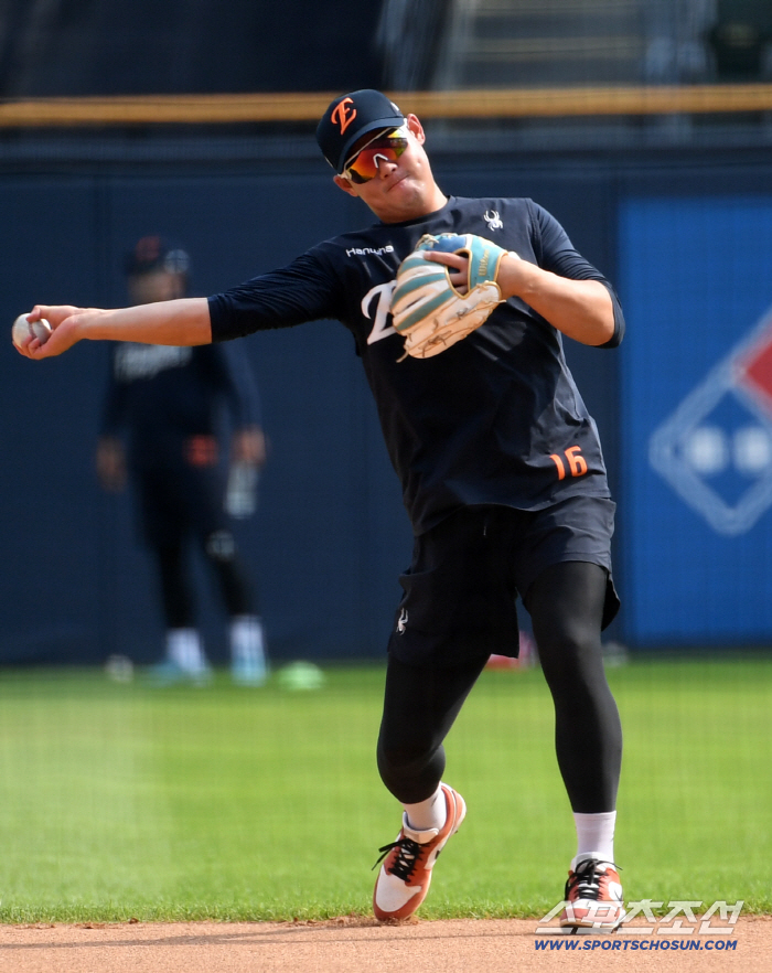 What does it mean to lose? Starting with Hanwha, which achieved a milestone in 40 years, and Kim Kyung-moon, who encouraged captain Chae Eun-sung, Liberato trained with a smile despite the scorching heat