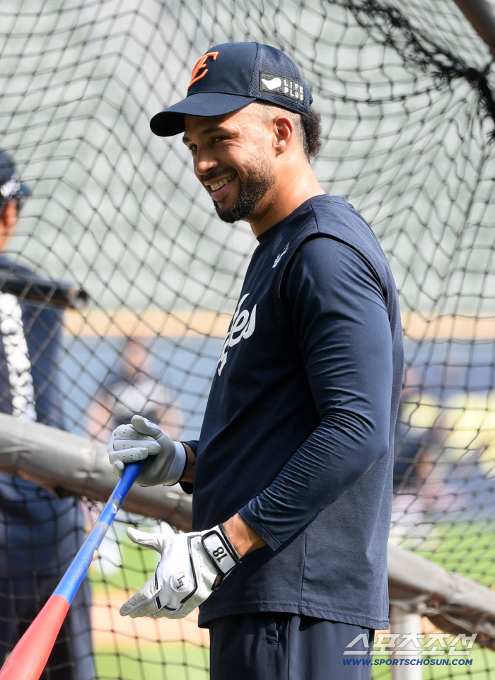 What does it mean to lose? Starting with Hanwha, which achieved a milestone in 40 years, and Kim Kyung-moon, who encouraged captain Chae Eun-sung, Liberato trained with a smile despite the scorching heat