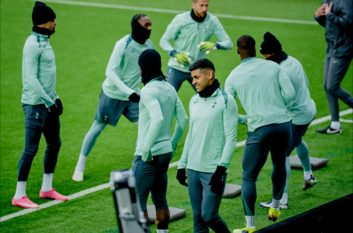 What is this friendly picture? Shoulder with Romero during Frank's team training, fans cheer that it's a sign of Romero's stay