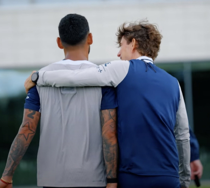 What is this friendly picture? Shoulder with Romero during Frank's team training, fans cheer that it's a sign of Romero's stay