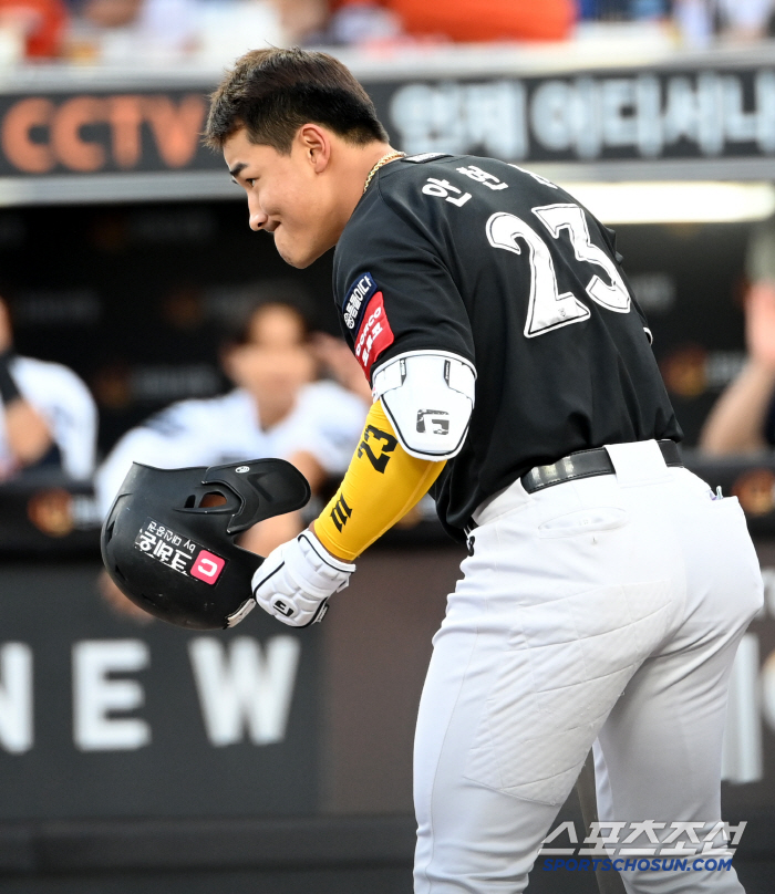 When Ahn Hyun-min's ball goes up in the air, outfielders don't follow him. It's just a waste of stamina