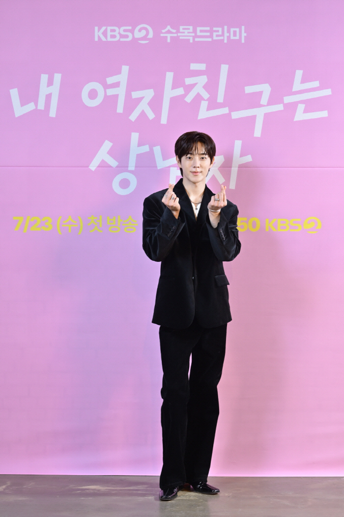 Yoo Jeong-hoo 女 →? First time going to a nail shop and getting my nails done (my girlfriend is a manly man)
