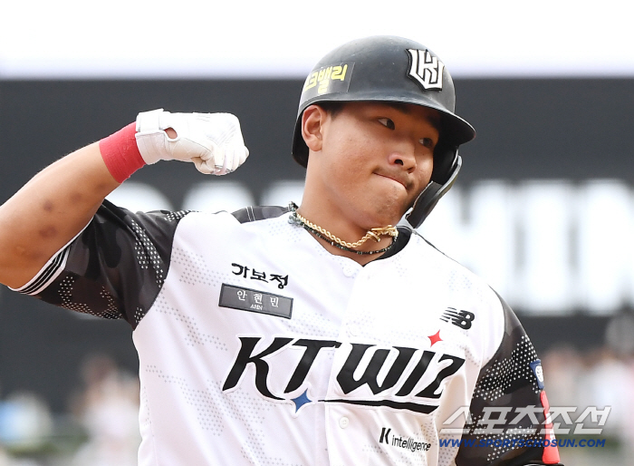 Ahn Hyun-min smells like Ryu Hyun-jin. He's from Masan, but why are you hitting him like that in Suwon? 