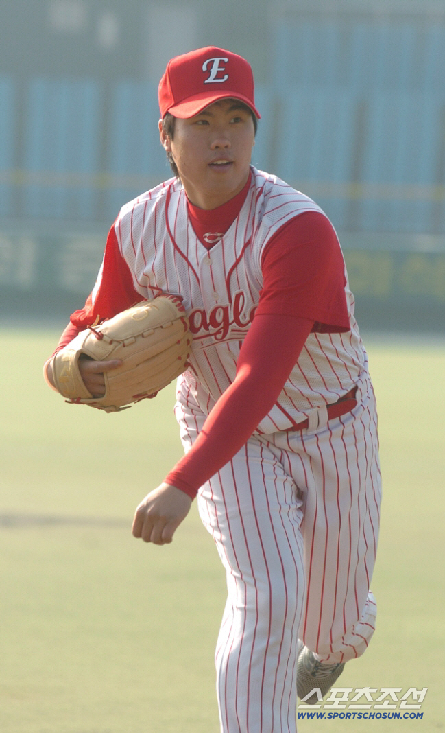 Ahn Hyun-min smells like Ryu Hyun-jin. He's from Masan, but why are you hitting him like that in Suwon? 