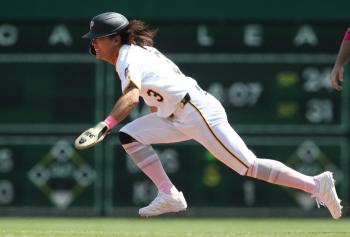 Bae Ji-hwan is good, and Ko Woo-seok is bad. Korean pitching and hitting competition in the minor league, Bae Ji-hwan has one hit, two steals, and three points. Ko Woo-suk allowed two runs after being hit by a home run on two walks
