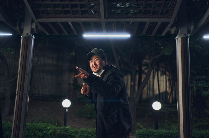 Exit director who mobilized 9.42 million as his debut film, is unusual even if the devil moves in