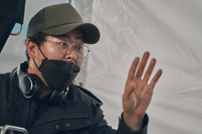 Exit director who mobilized 9.42 million as his debut film, is unusual even if the devil moves in