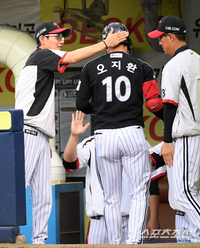 He breaks Yang Hyun-jong and sweeps it. Without Oh Ji-hwan and Chun Sung-ho, Koo Bon-hyuk and Kim Joo-sung were put in