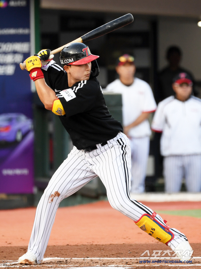 He breaks Yang Hyun-jong and sweeps it. Without Oh Ji-hwan and Chun Sung-ho, Koo Bon-hyuk and Kim Joo-sung were put in