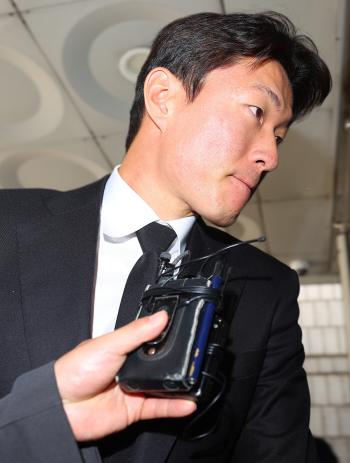Hwang Ui-jo, who filmed illegally, cried and appealed for leniency → Prosecutors also sentenced him to four years in prison in the second trial...Sentencing Trial in September virtually Impossible to Return to National Team