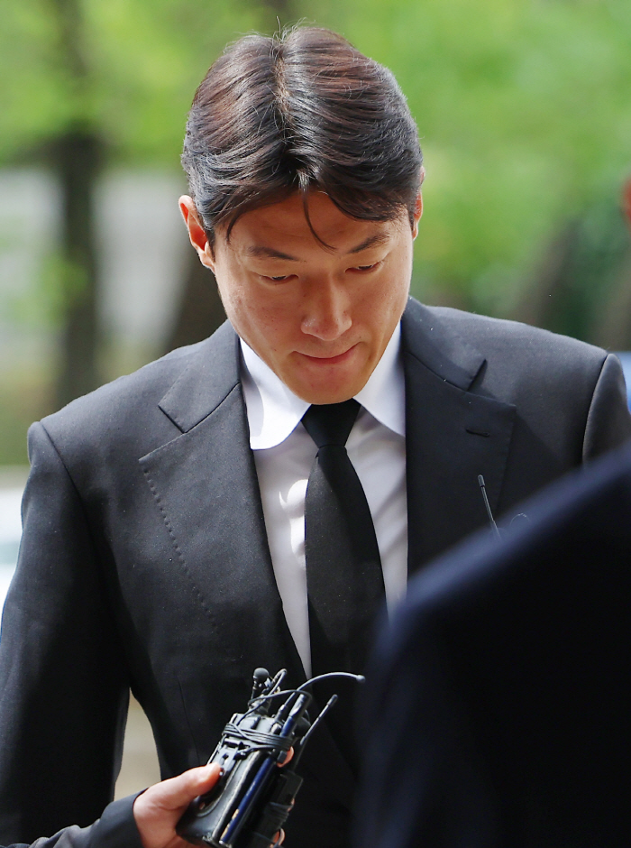 Hwang Ui-jo, who filmed illegally, cried and appealed for leniency → Prosecutors also sentenced him to four years in prison in the second trial...Sentencing Trial in September virtually Impossible to Return to National Team