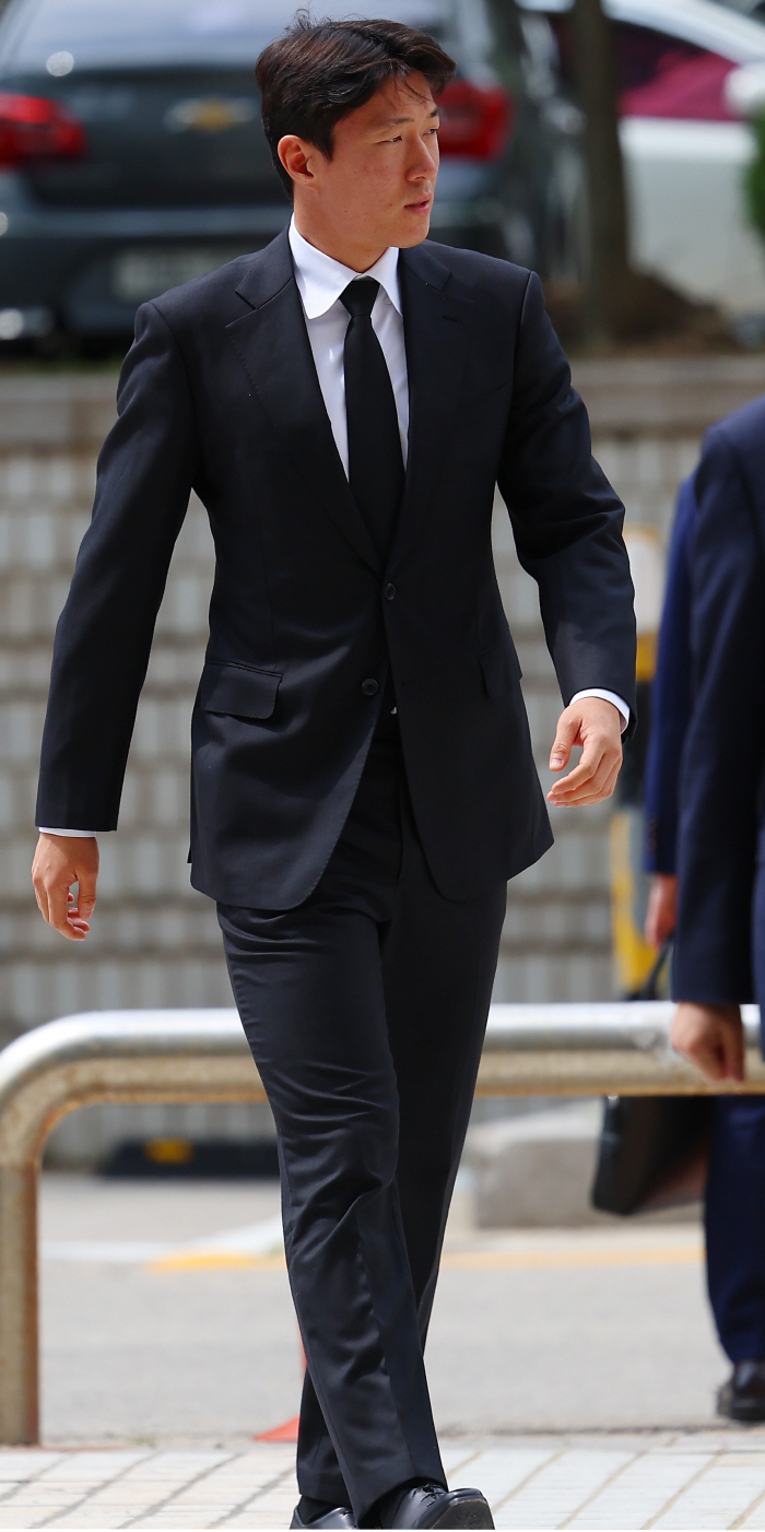 Hwang Ui-jo, who filmed illegally, cried and appealed for leniency → Prosecutors also sentenced him to four years in prison in the second trial...Sentencing Trial in September virtually Impossible to Return to National Team