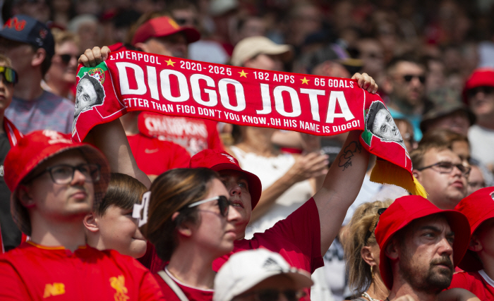 If you were here, Liverpool DF, Jota was in tears on his left hand