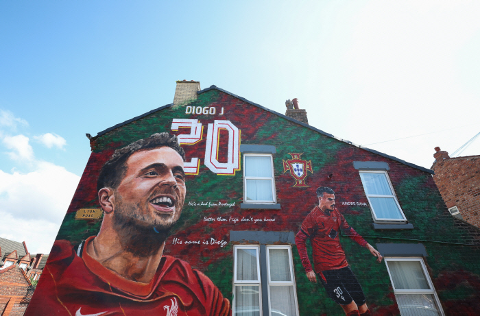 If you were here, Liverpool DF, Jota was in tears on his left hand