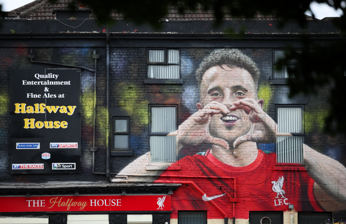 If you were here, Liverpool DF, Jota was in tears on his left hand