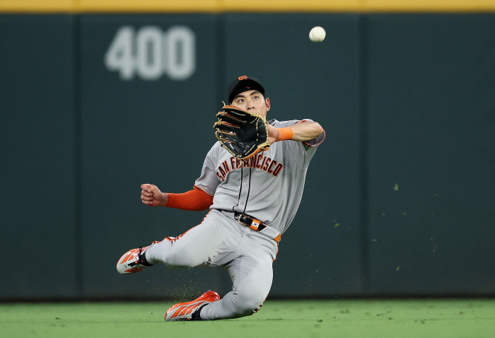 In the end, trade rumors that broke out brought in a triple machine and Lee Jung-hoo as a DH medium, sighing at 0.190 in the second half