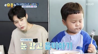  Junho and Jungwoo doze off and eat beef...I can't believe he's this cute
