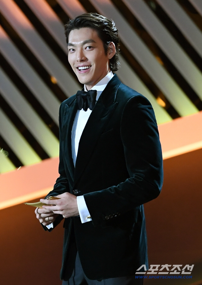 Kim Woo-bin, ♥ Shin Min-ah will be surprised at the airport tuxedo...Lee Kwang-soo and Do Kyung-soo, the last king of bad manners