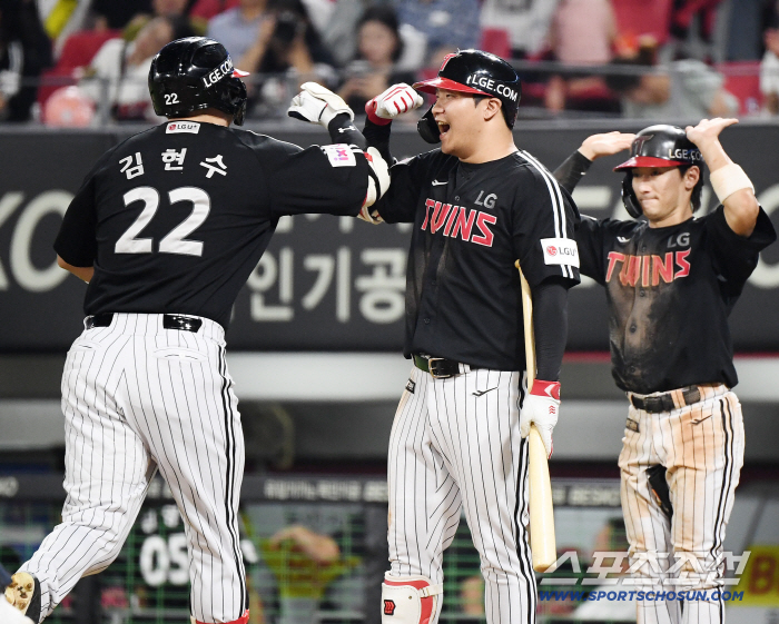 LG scored eight points in the top of the eighth inning of the Mega Twin Spo, KIA sweep → four consecutive wins. KIA bullpen collapsed again after 6 scoreless innings as a major pitcher. The distant second place. 