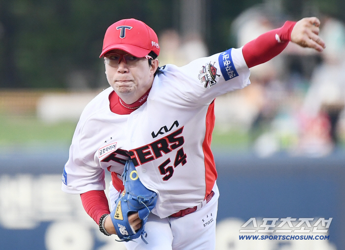 LG scored eight points in the top of the eighth inning of the Mega Twin Spo, KIA sweep → four consecutive wins. KIA bullpen collapsed again after 6 scoreless innings as a major pitcher. The distant second place. 