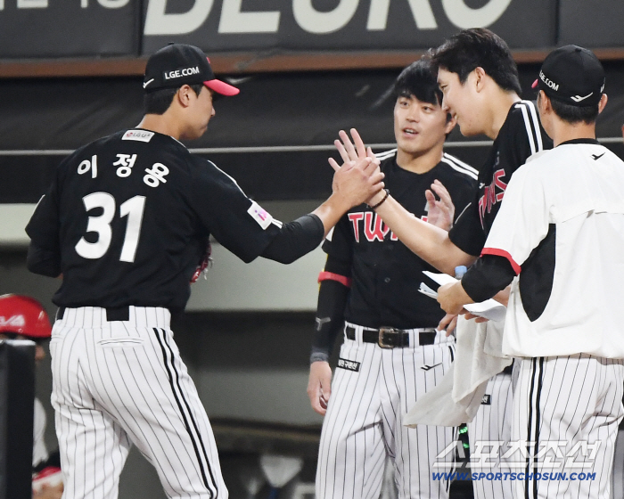 LG scored eight points in the top of the eighth inning of the Mega Twin Spo, KIA sweep → four consecutive wins. KIA bullpen collapsed again after 6 scoreless innings as a major pitcher. The distant second place. 