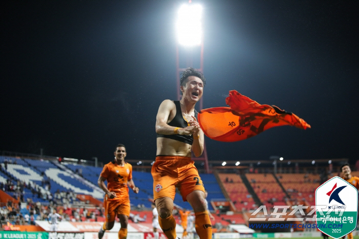 Lucky Vicky, drama master Jeju fullback Lim Chang-woo. Today is the same day as the Seoul match a year ago, 3 to 2, and the score