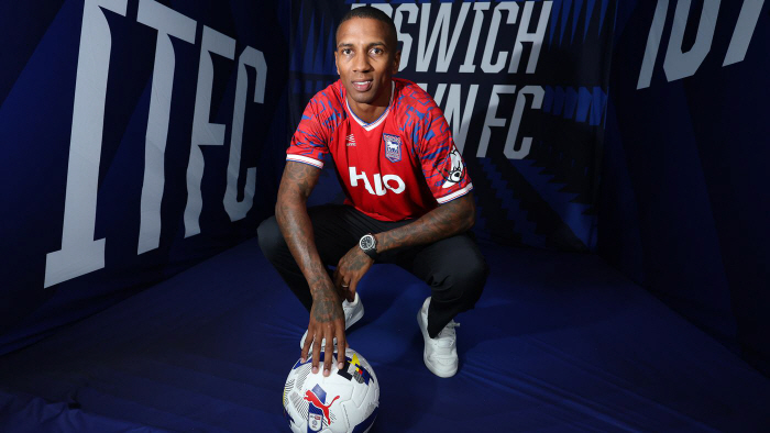  Amazing! The Manchester United man who played with Park Ji-sung will continue his active career...Ipswich Town sign one-year deal